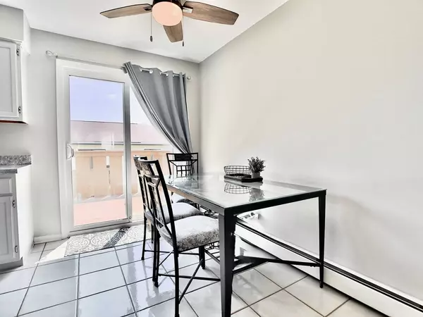 8336 Oak Leaf DR #1704, Woodridge, IL 60517