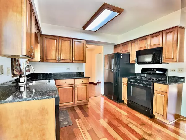 541 Chippewa TRL, Carol Stream, IL 60188