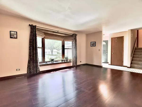 541 Chippewa TRL, Carol Stream, IL 60188