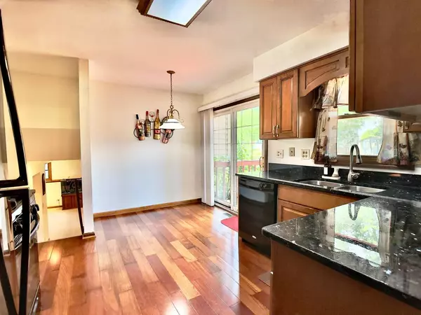 541 Chippewa TRL, Carol Stream, IL 60188