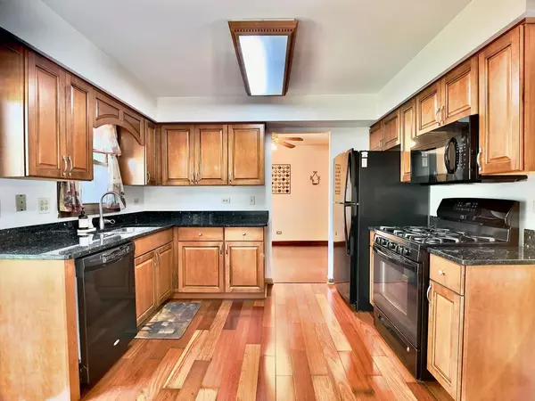 541 Chippewa TRL, Carol Stream, IL 60188