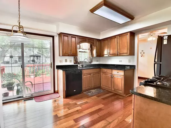 541 Chippewa TRL, Carol Stream, IL 60188