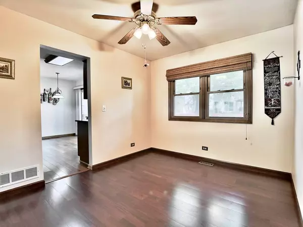 541 Chippewa TRL, Carol Stream, IL 60188