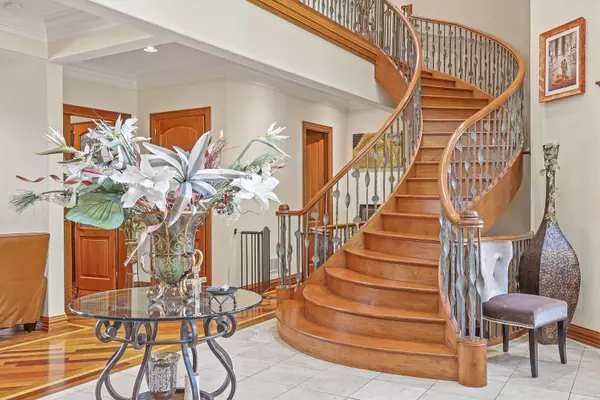 904 S Edgewood LN, Mount Prospect, IL 60056