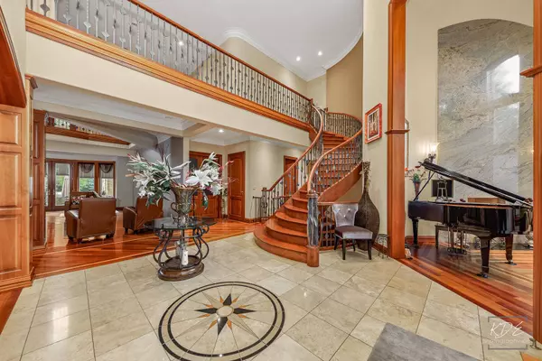 904 S Edgewood LN, Mount Prospect, IL 60056