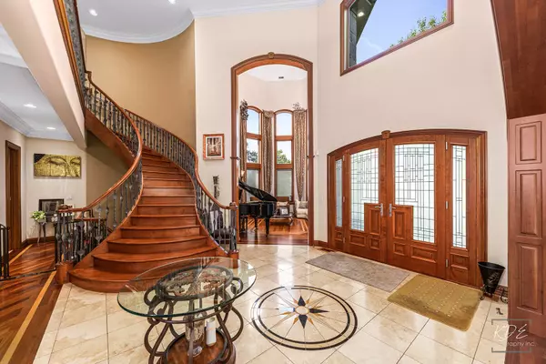 904 S Edgewood LN, Mount Prospect, IL 60056