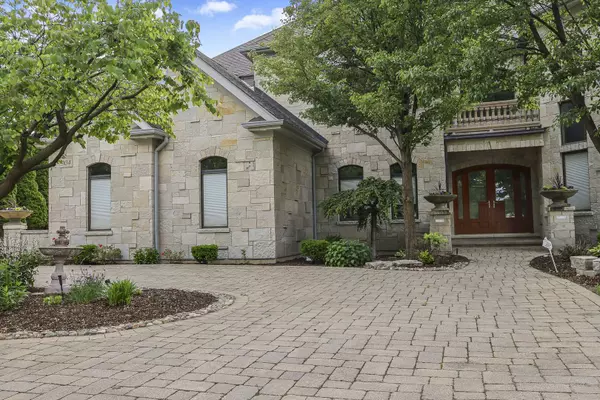 904 S Edgewood LN, Mount Prospect, IL 60056