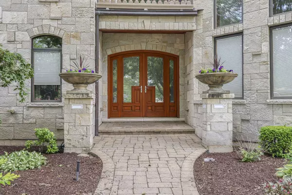 904 S Edgewood LN, Mount Prospect, IL 60056