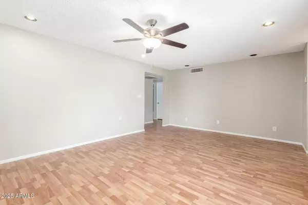 4810 W LAUREL Lane, Glendale, AZ 85304