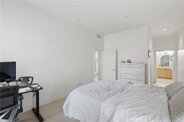 917 S New Hampshire, Los Angeles, CA 90006