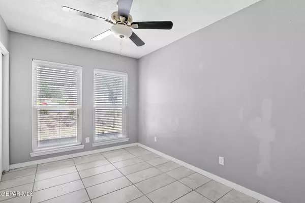 237 MOONGLOW DR, El Paso, TX 79912