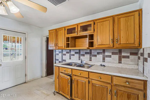 8933 MOUNT RUSHMORE LN, El Paso, TX 79904