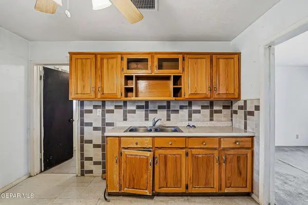 8933 MOUNT RUSHMORE LN, El Paso, TX 79904