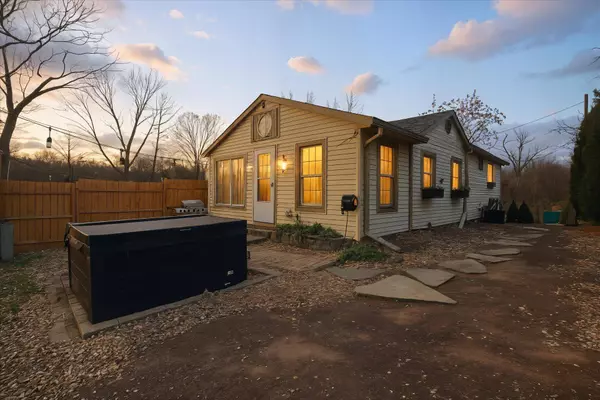 1745 Covered Bridge Rd, Cedarburg, WI 53012