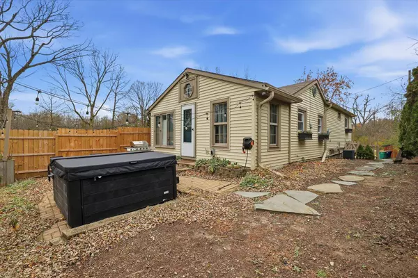 1745 Covered Bridge Rd, Cedarburg, WI 53012