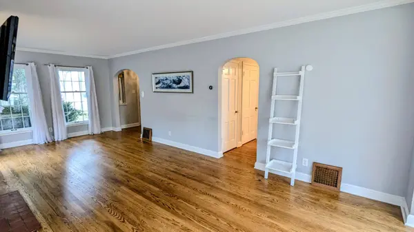 2658 N 81st St, Wauwatosa, WI 53213