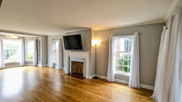 2658 N 81st St, Wauwatosa, WI 53213