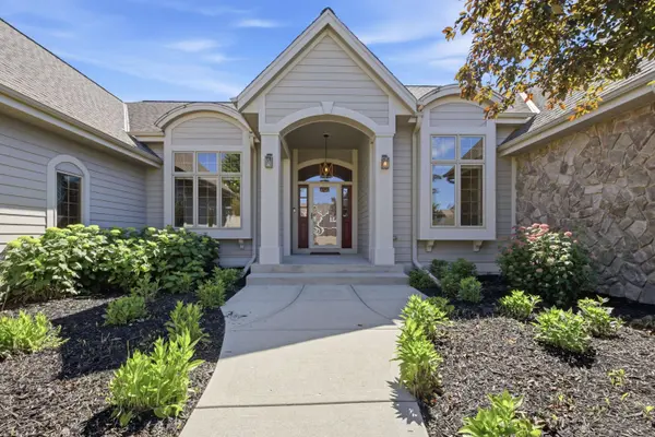 7306 S Stone Hedge Dr, Franklin, WI 53132