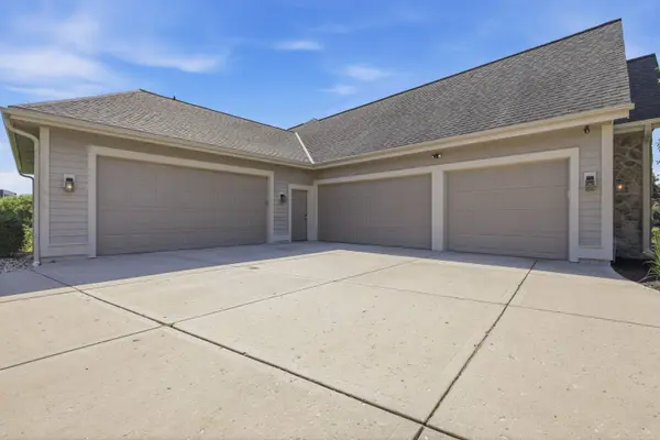 7306 S Stone Hedge Dr, Franklin, WI 53132