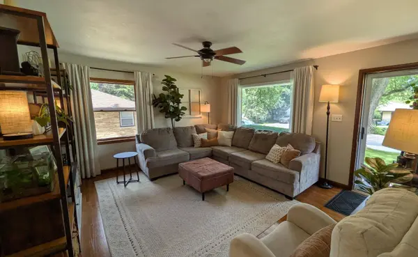 W170N9325 Woodlawn Dr, Menomonee Falls, WI 53051