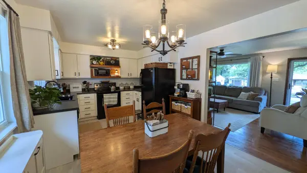 W170N9325 Woodlawn Dr, Menomonee Falls, WI 53051