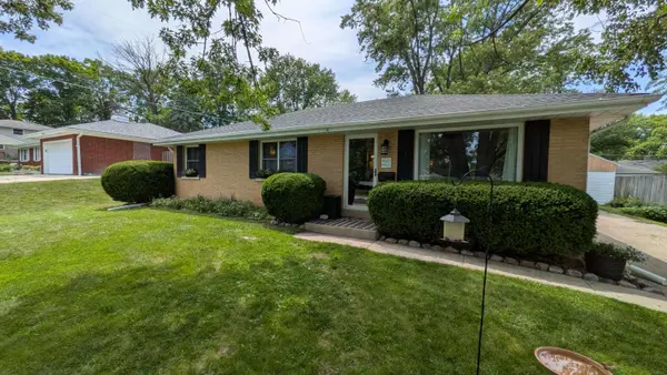 W170N9325 Woodlawn Dr, Menomonee Falls, WI 53051