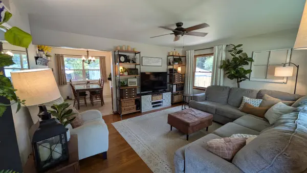 W170N9325 Woodlawn Dr, Menomonee Falls, WI 53051
