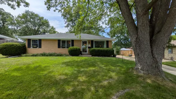 W170N9325 Woodlawn Dr, Menomonee Falls, WI 53051