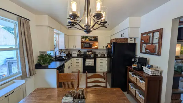 W170N9325 Woodlawn Dr, Menomonee Falls, WI 53051