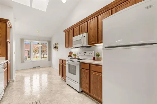 5226 S Hidden Dr, Greenfield, WI 53221