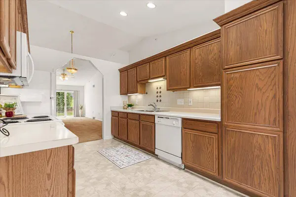5226 S Hidden Dr, Greenfield, WI 53221