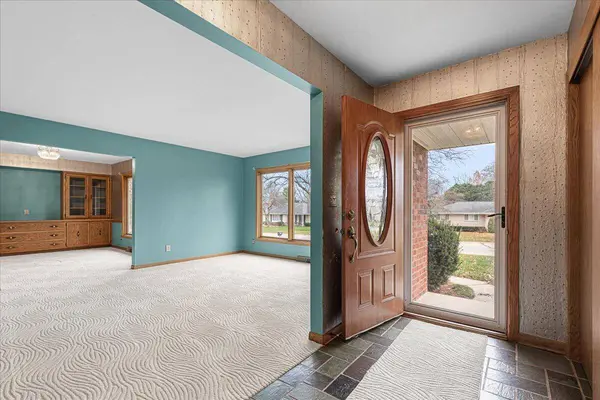 7525 N Redwood Rd, Glendale, WI 53209