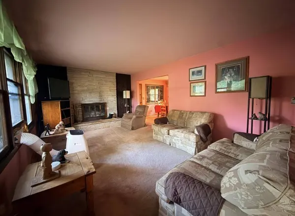 993 Middle Ridge Dr, Richfield, WI 53033