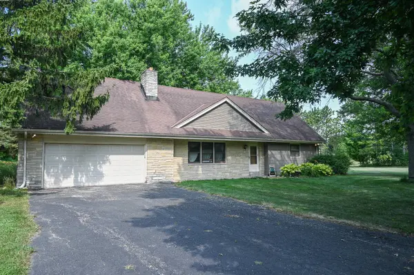993 Middle Ridge Dr, Richfield, WI 53033