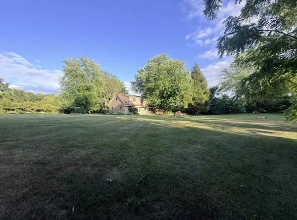 993 Middle Ridge Dr, Richfield, WI 53033