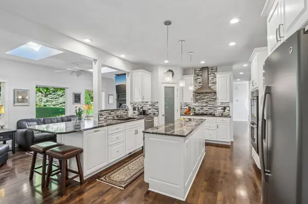 8349 S River Terrace Dr, Franklin, WI 53132