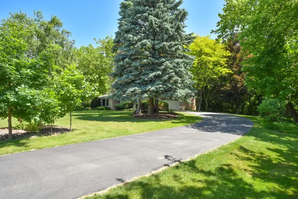 1740 Stoneway Ct, Richfield, WI 53076