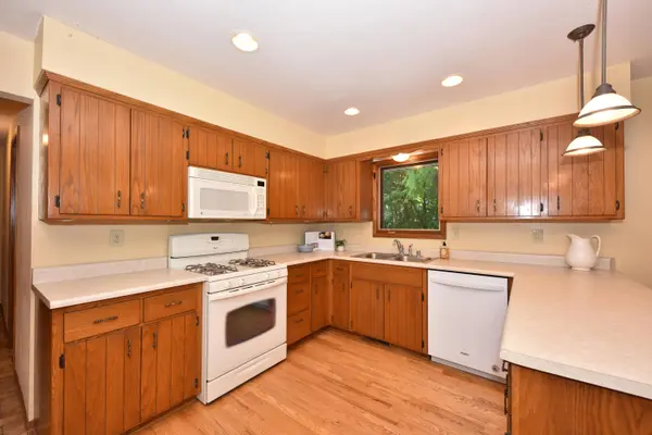 1740 Stoneway Ct, Richfield, WI 53076