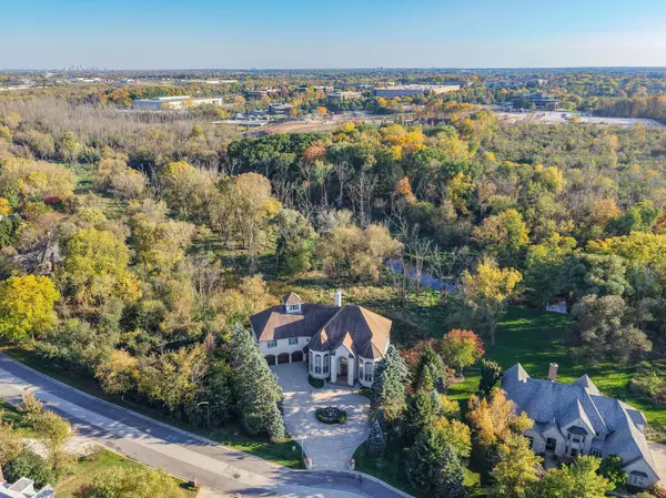 N78W13031 Country Club Ct, Menomonee Falls, WI 53051