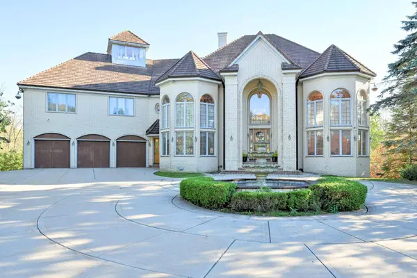 N78W13031 Country Club Ct, Menomonee Falls, WI 53051