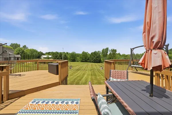 S25W30256 Jenna Ln, Genesee, WI 53188
