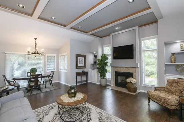880 Pilgrim Pkwy, Elm Grove, WI 53122