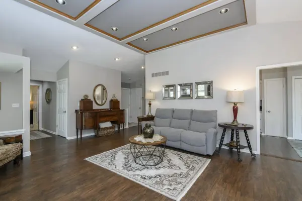 880 Pilgrim Pkwy, Elm Grove, WI 53122