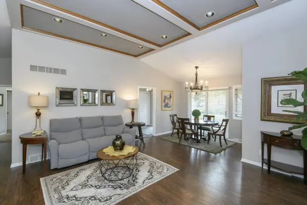 880 Pilgrim Pkwy, Elm Grove, WI 53122