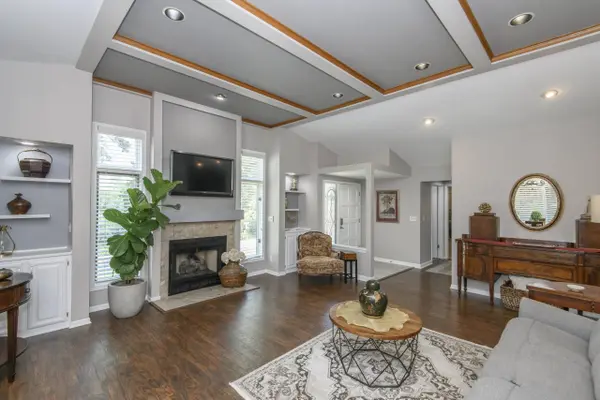 880 Pilgrim Pkwy, Elm Grove, WI 53122