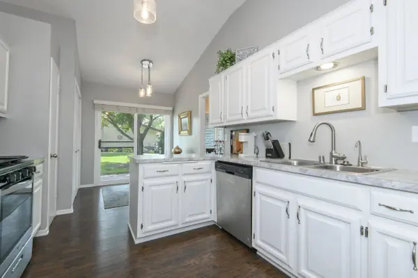 880 Pilgrim Pkwy, Elm Grove, WI 53122