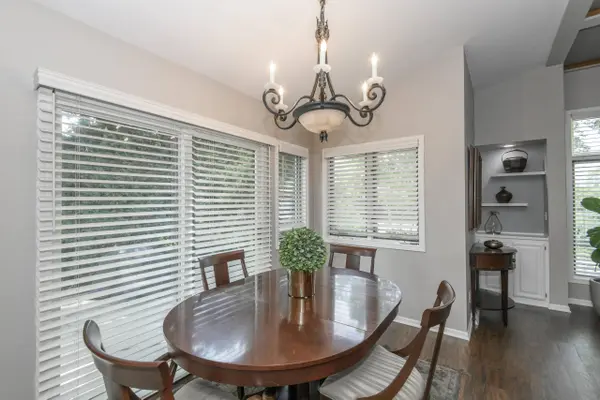 880 Pilgrim Pkwy, Elm Grove, WI 53122