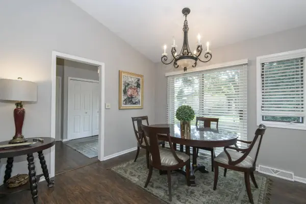 880 Pilgrim Pkwy, Elm Grove, WI 53122