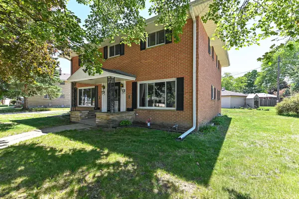 W158N8971 Charles 8973 Dr, Menomonee Falls, WI 53051