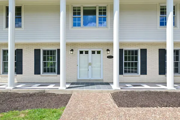 15200 Briaridge Ct, Elm Grove, WI 53122